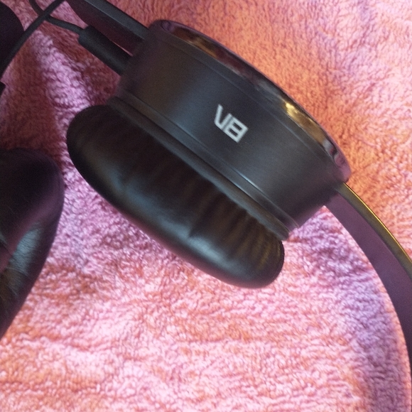 Sol Republic Tracks V8 On-Ear Wired Headphones - Picture 3 of 6